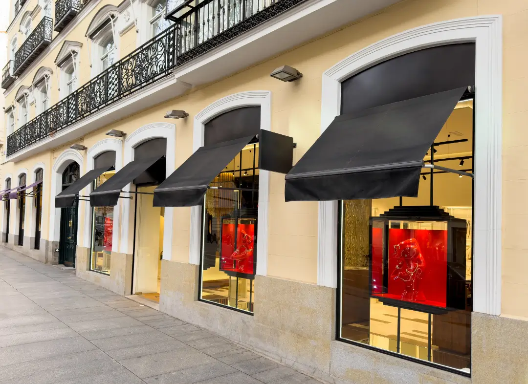 Façade vitrine de magasin en aluminium sur mesure à Chaingy